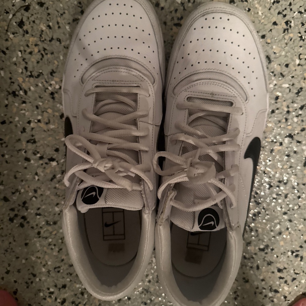 Court shoes